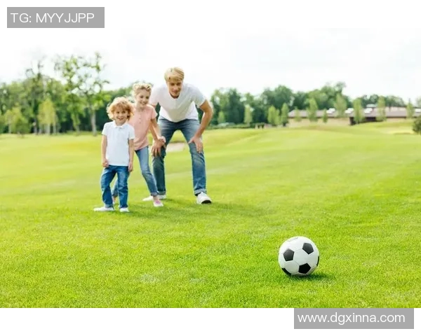 足球明星与孩子们的温馨瞬间分享,感受亲情与快乐的完美结合