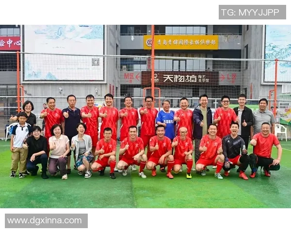 足球明星携手转场视频精彩瞬间展现球场魅力与团队精神